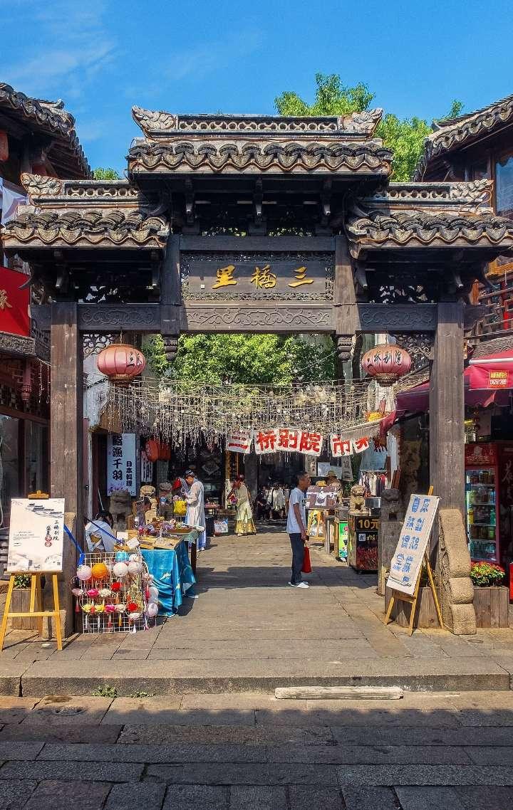 小伙当街求爱洗浴中心女技师,被拒后自扇耳光:我不会嫌弃你的